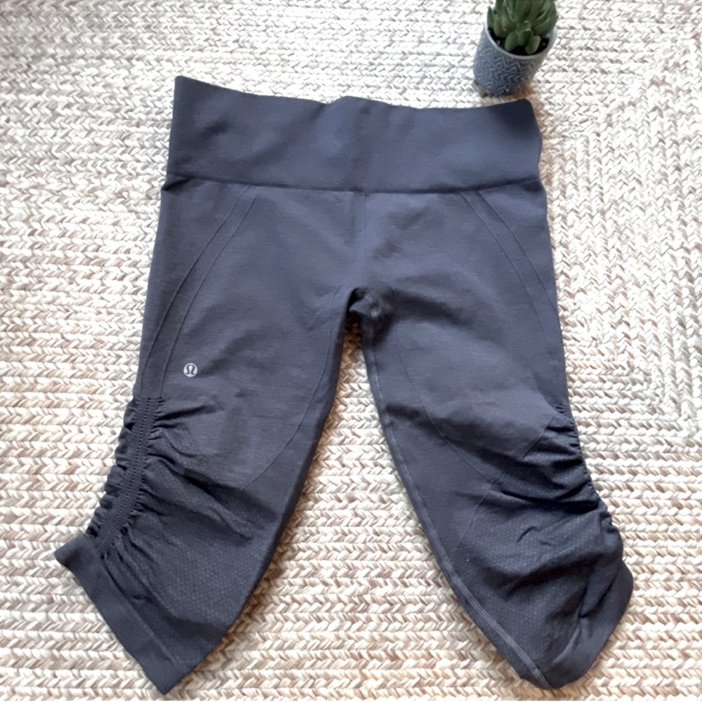 LULULEMON EBB & FLOW SEAMLESS 6 COMPRESSION CROP CAPRI TIGHT BLACK - Picture 2 of 6